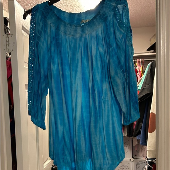 studio west apparel Tops - Blue cold shoulder Top — GENTLY USED!
